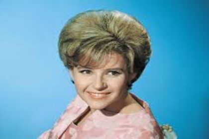 Brenda Lee’s Classic Gets Spanish AI Makeover with Universal’s New “Noche Buena y Navidad”