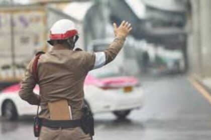 Thai police officers allegedly extort 165,000 USDT from foreign national using fake warrant. 7 suspects arrested; investigation ongoing in Bangkok.
